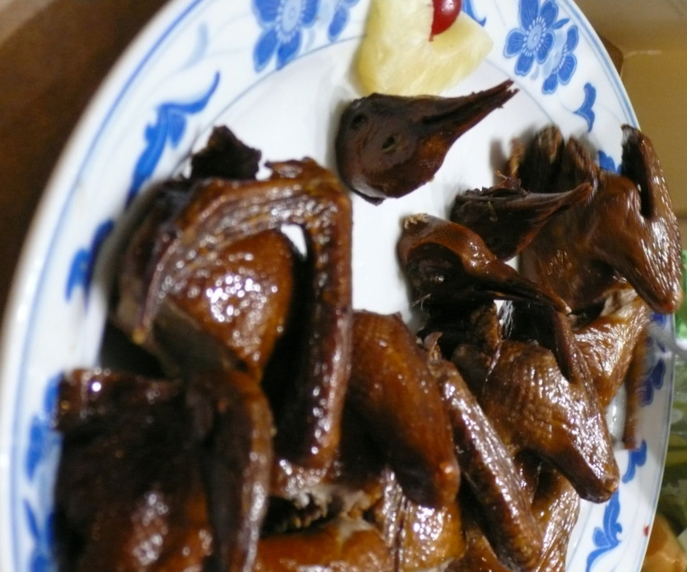 Ailes de pigeon avec une sauce à la truffe noire