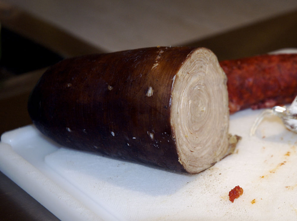 Andouille de Guémené rôtie et compote de pommes sauce au vin blanc