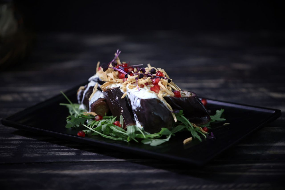 Aubergines grillées avec une salade de fromage de chèvre