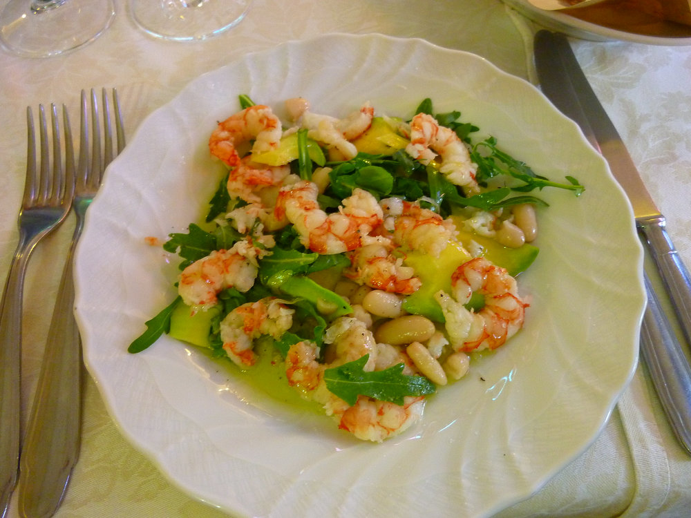 Aguacate relleno con langostinos