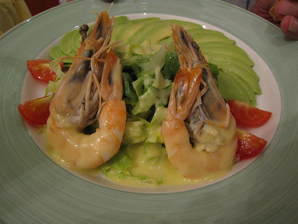 Aguacate con salsa de camarón