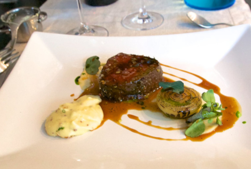 Carrilleras de ternera braseadas con puré de patatas