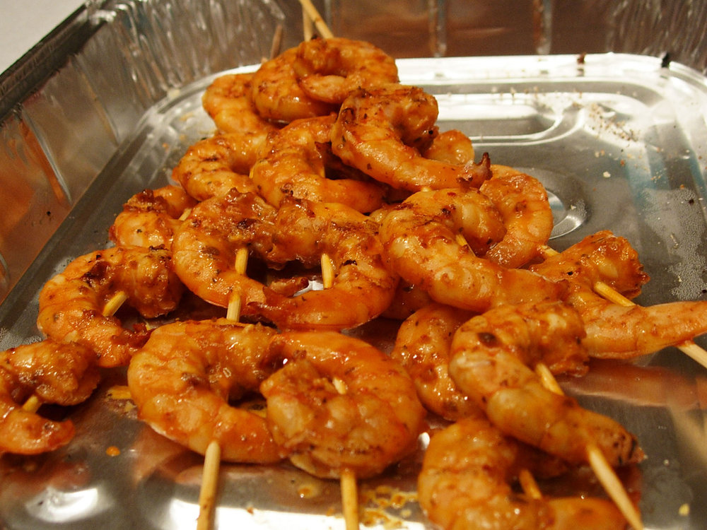 Brochetas de camarones