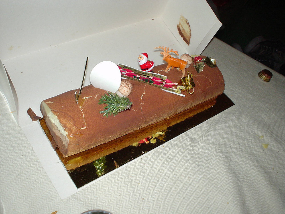 Bûche de Noël aux épices avec des fruits secs et confits