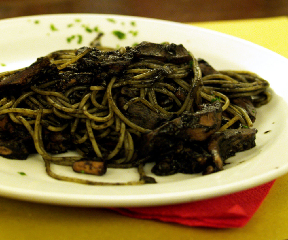 Calmars à l'encre avec des pâtes