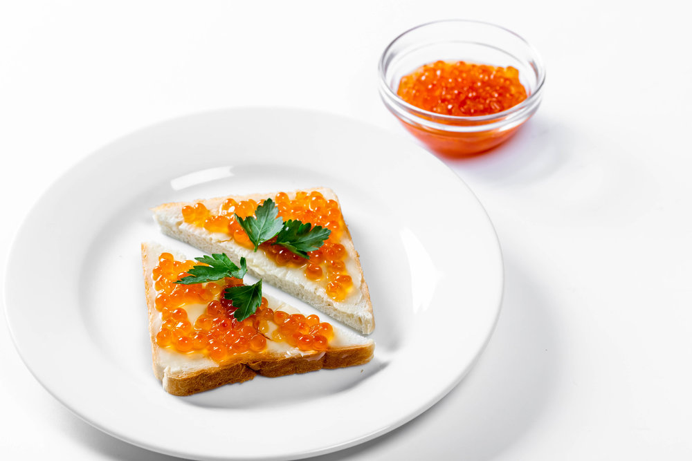 Canapés con huevas de salmón