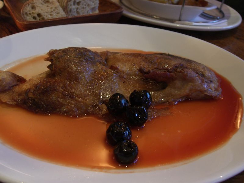 Canetón asado con cerezas