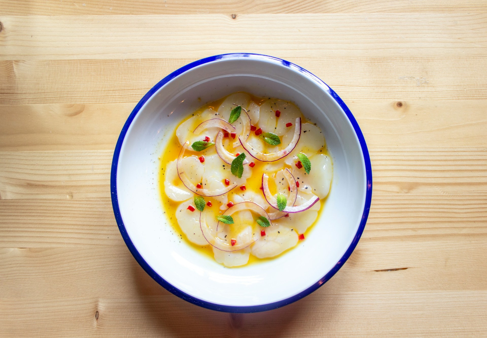 Carpaccio de pétoncles avec une sauce citronnée