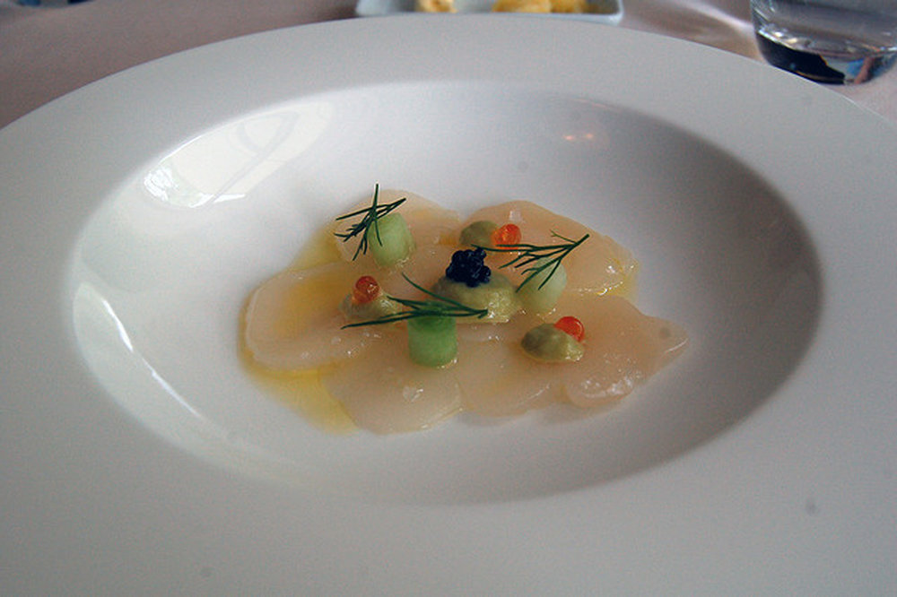 Carpaccio de coquilles Saint-Jacques à la tapenade
