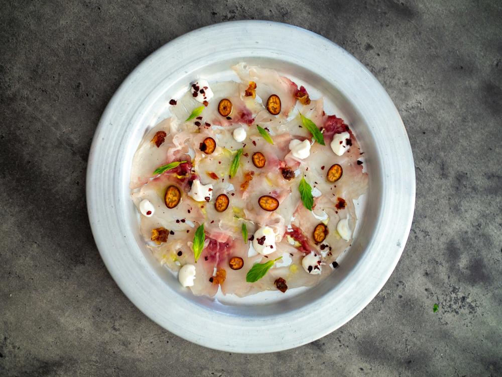 Carpaccio de vieiras con eneldo y albahaca
