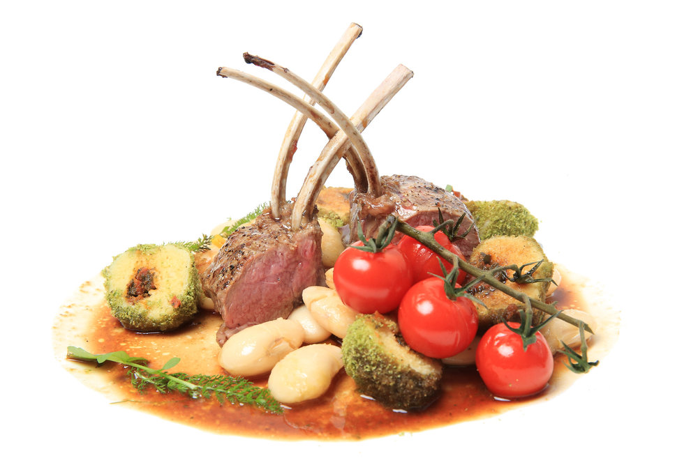 Carré de cordero asado con hortalizas de primavera