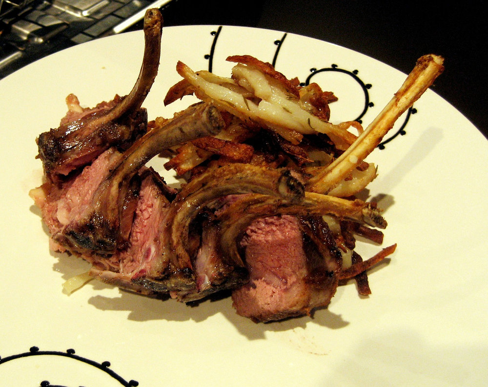 Carré de cordero asado y patatas Pont-Neuf