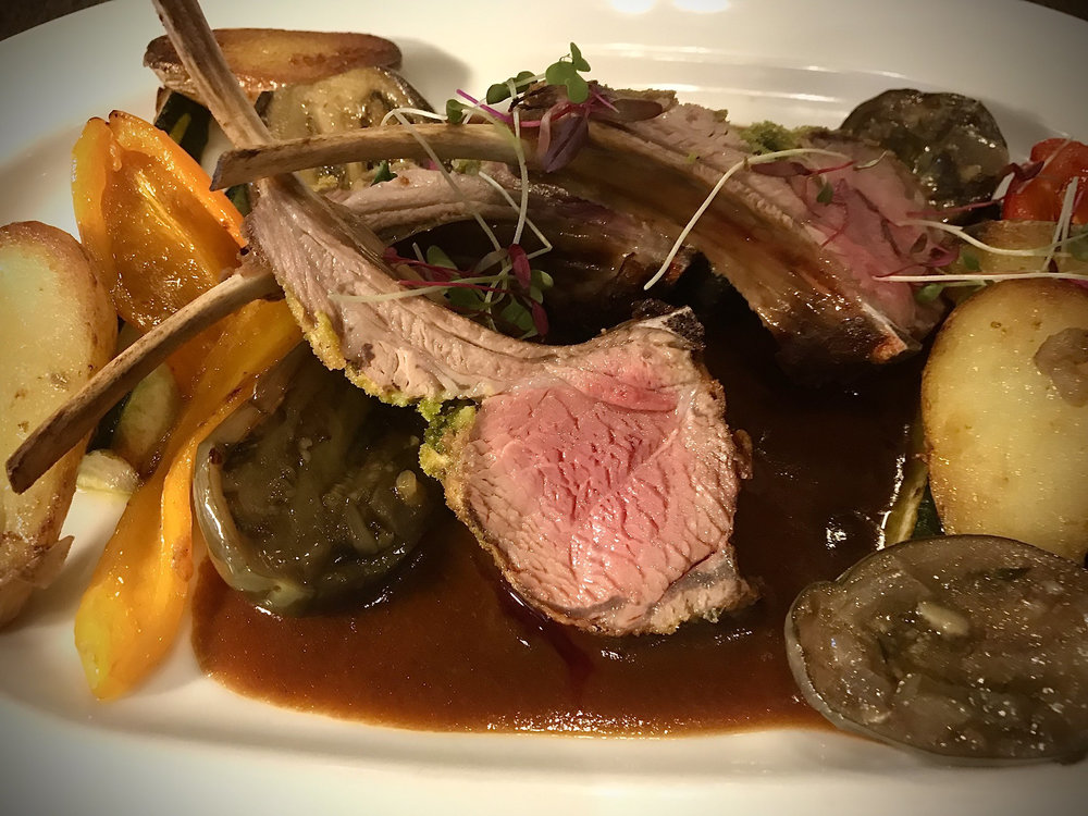 Carré d'agneau rôti en persillade