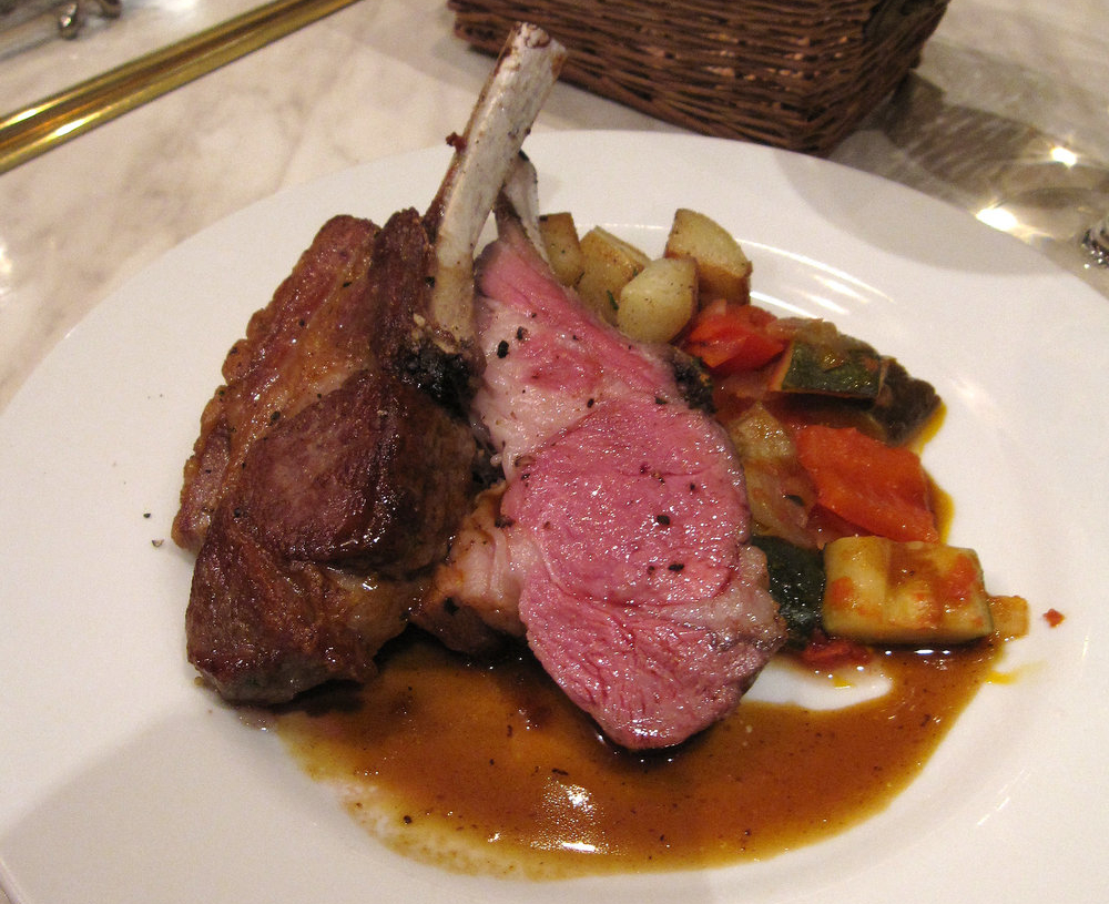 Carré d'agneau rôti à la fleur de thym et ratatouille