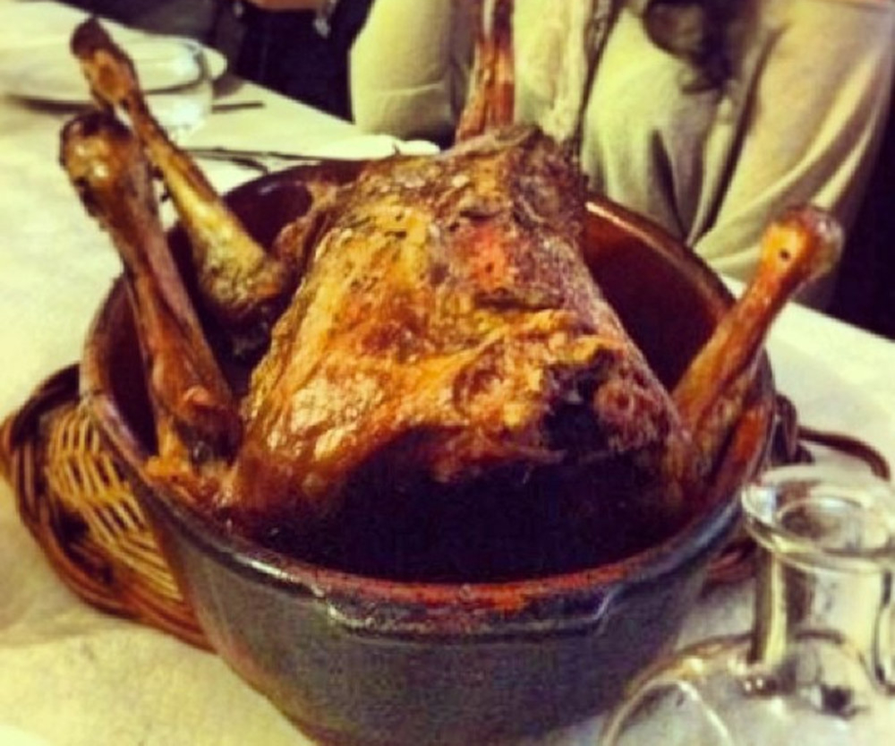 Cabrito asado con mantequilla de ajo y perejil