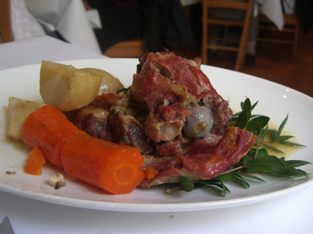 Cabrito asado al espetón en persillade
