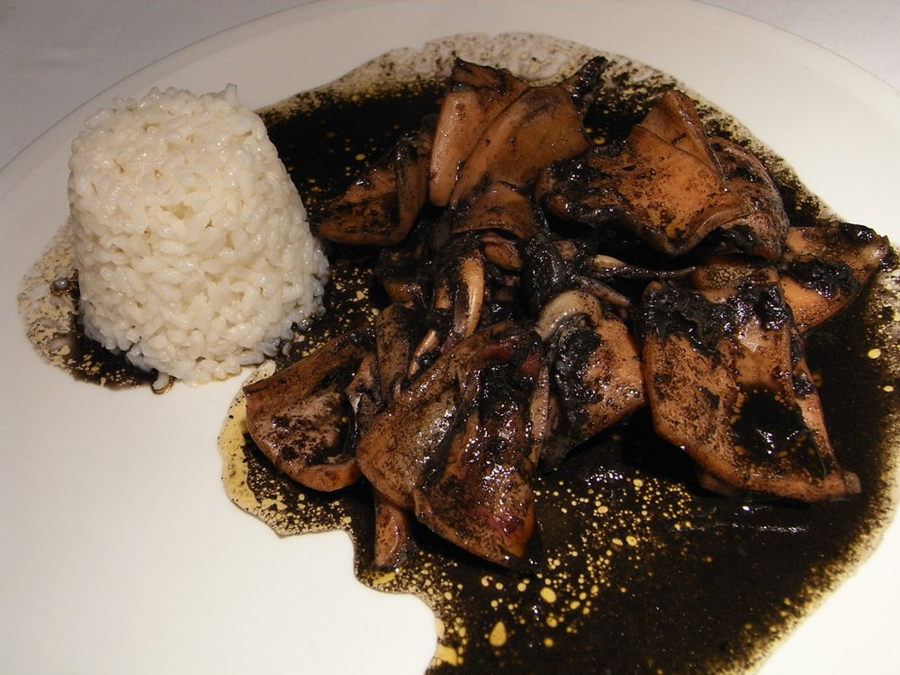 Calmars à l'encre avec du riz