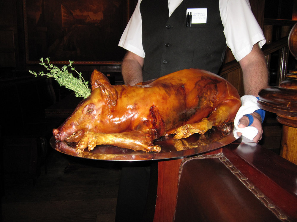 Cochon de lait rôti aux pommes