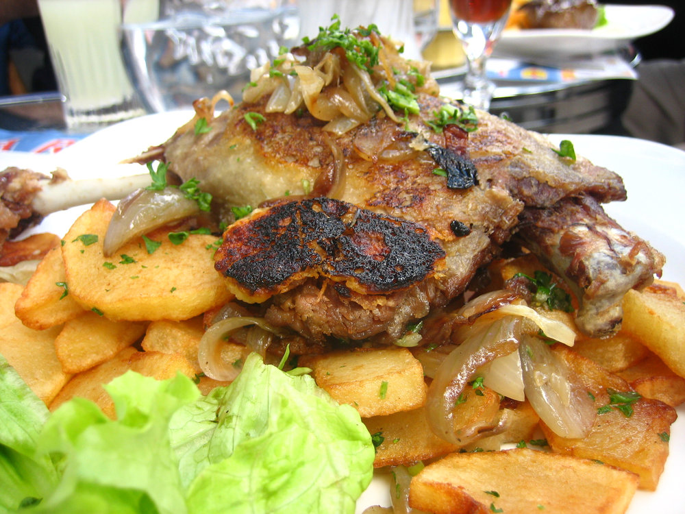 Confit de canard et pommes de terre sautées à l'ail et au persil