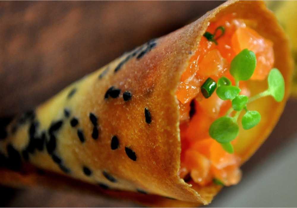 Cono de salmón ahumado y huevos de pescado