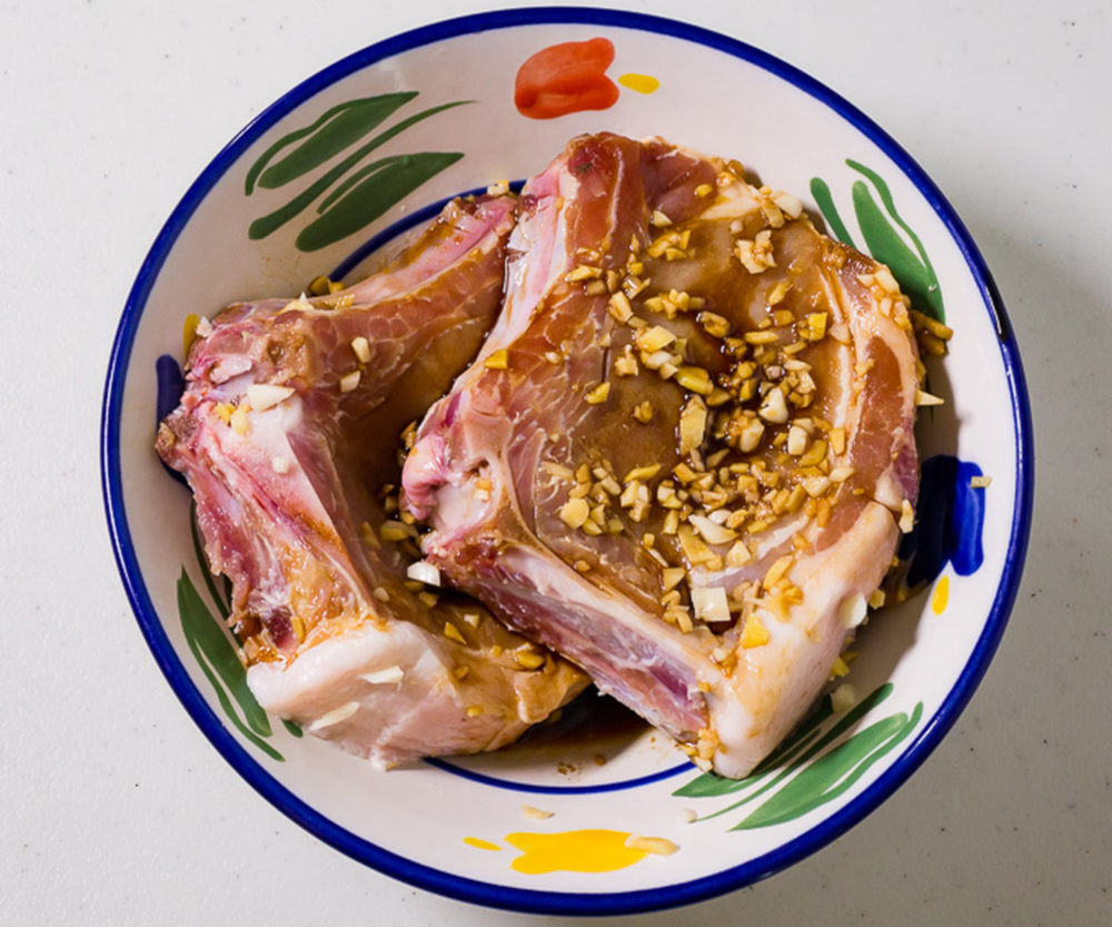 Côtelette de porc marinée en grillade