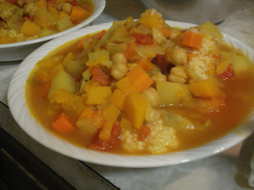Couscous aux sept légumes avec un bouillon d'herbes