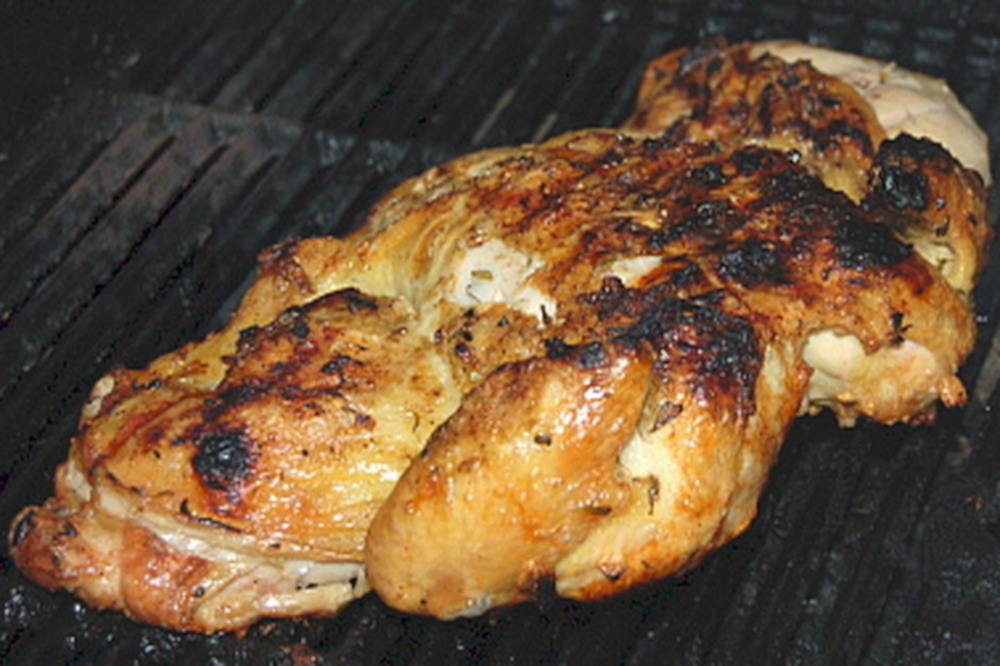 Pollo en crapaudine con ajo y romero