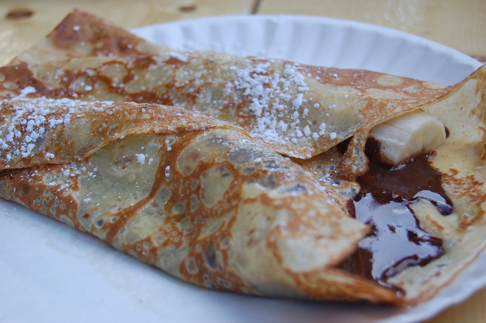 Crêpe à la banane et au chocolat à la crème chantilly
