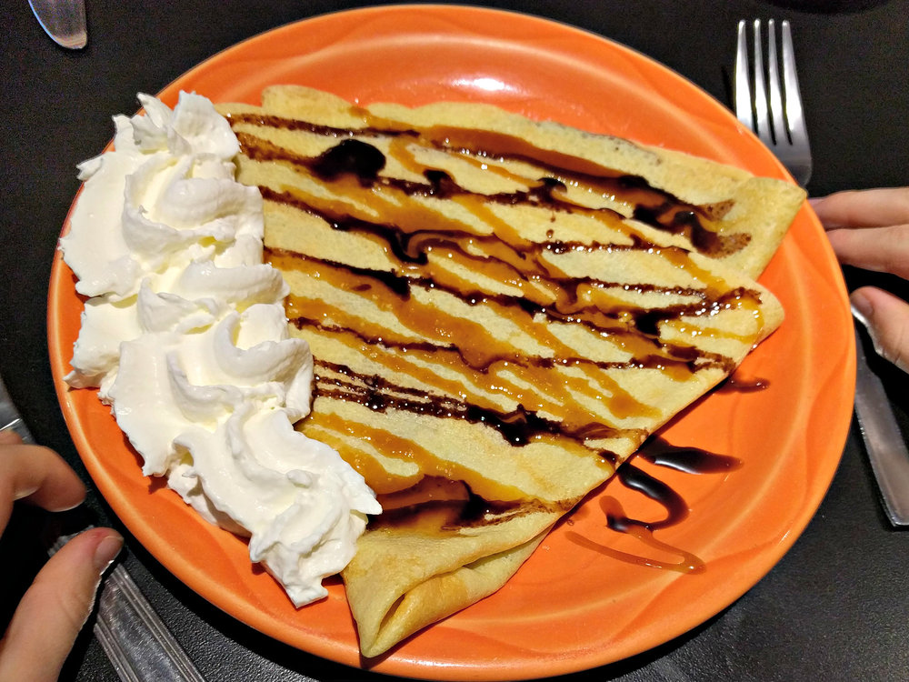 Crêpe au chocolat nappée de caramel