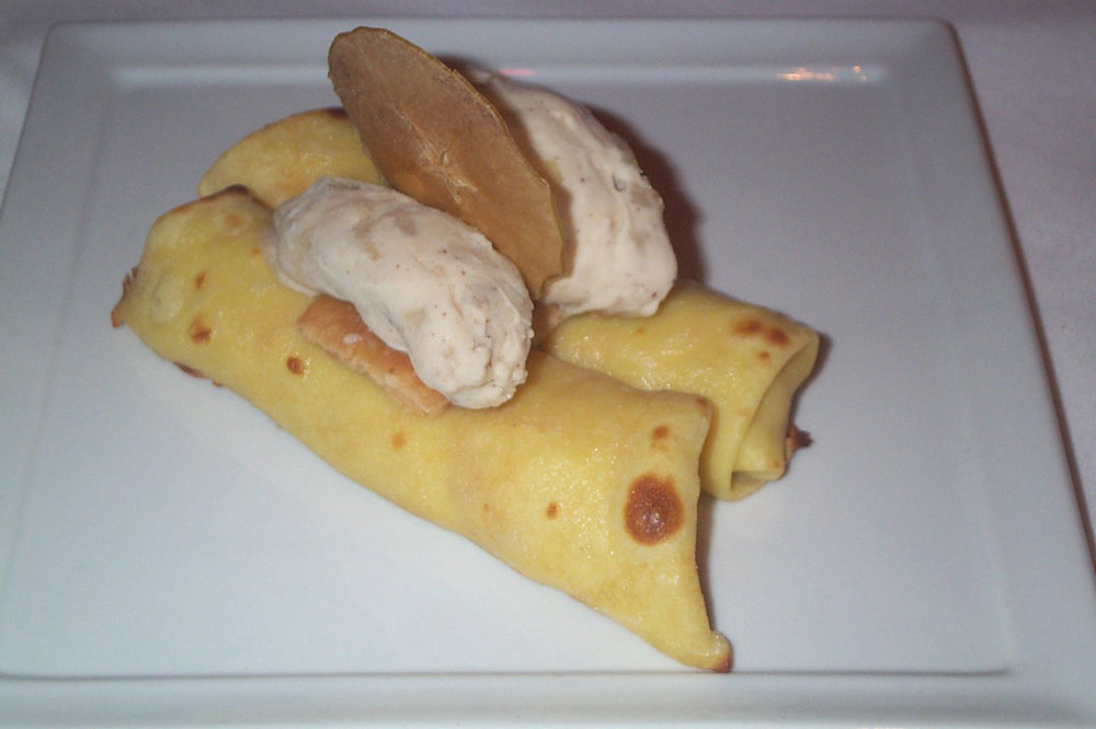 Crêpe aux pommes avec une glace au pain d'épices