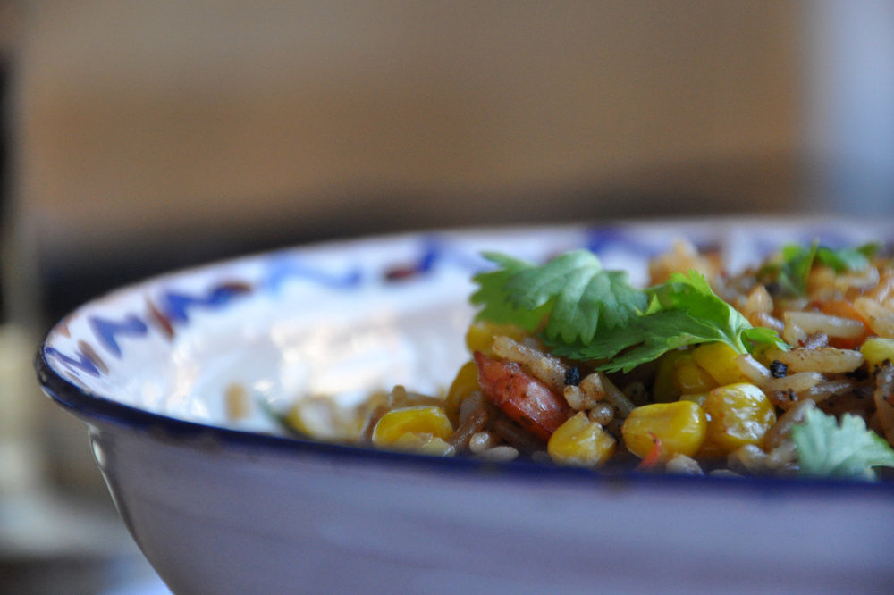 Crevettes sautées au curry avec des légumes printaniers