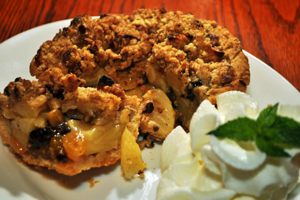 Apple, walnut and raisin crumble