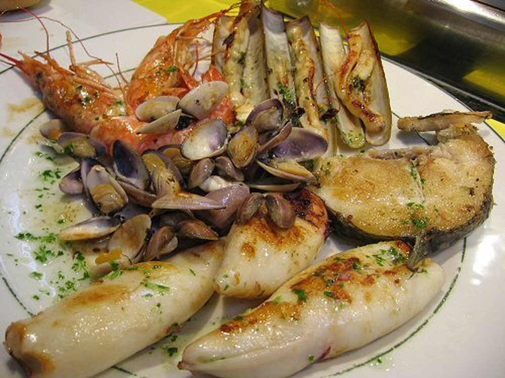Bay scallops and clams cassolette with curry