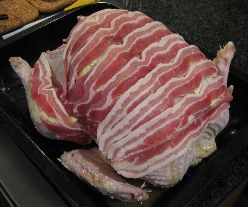Dinde rôtie au bacon