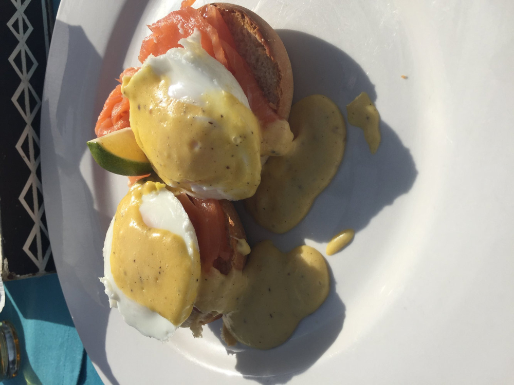 Huevos Benedict y salmón ahumado