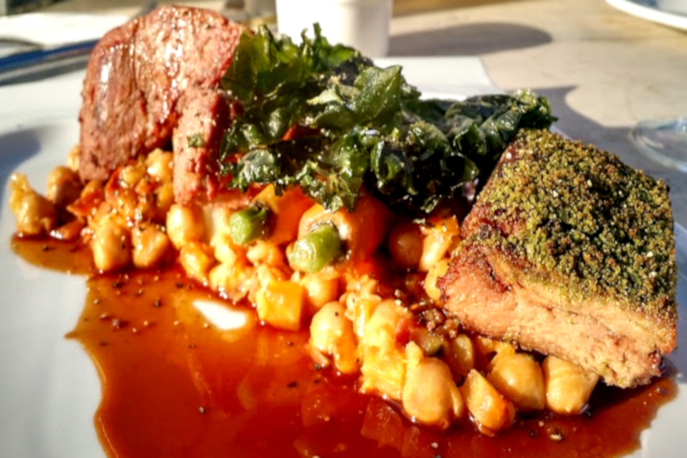 Épaule d'agneau en croûte avec des fèves