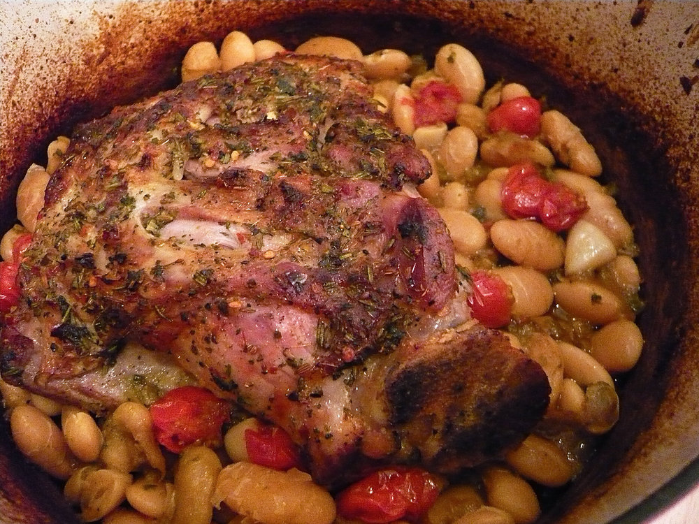 Épaule d'agneau rôtie aux fèves