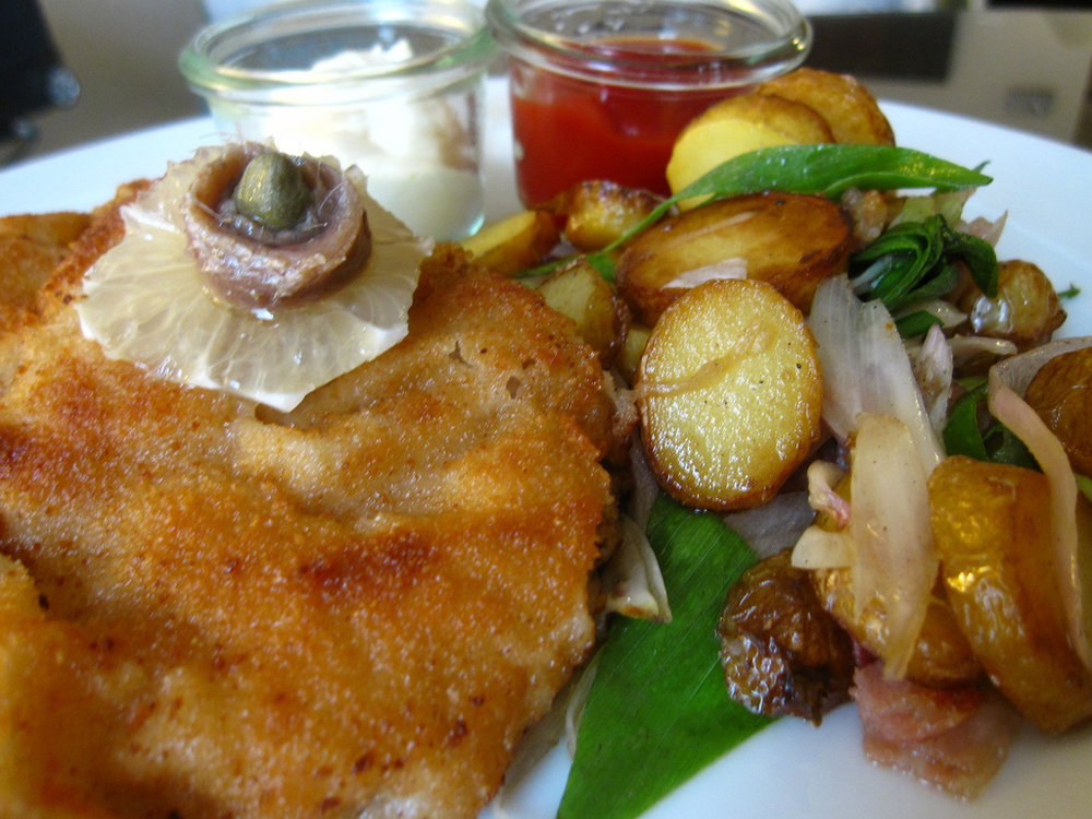 Escalope de veau à la viennoise avec des pommes noisettes