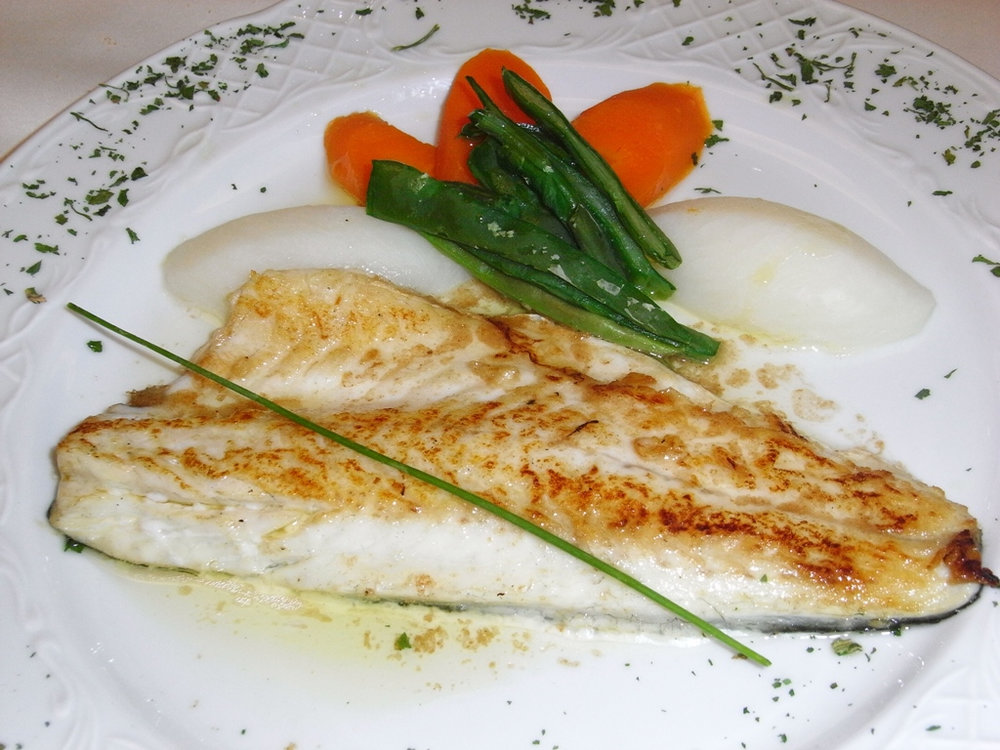Filetes de lubina a la parrilla con jugo de limón