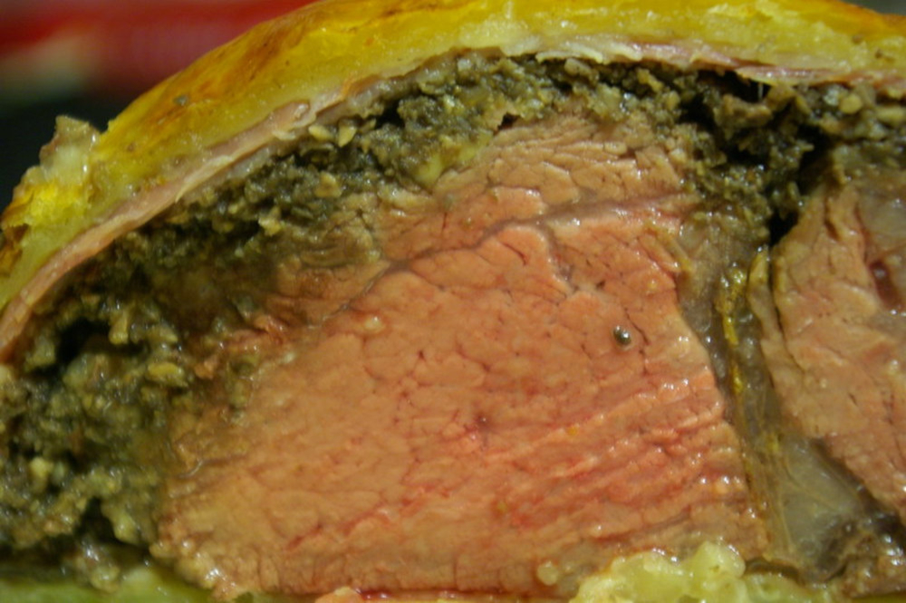 Filet de bœuf en croûte avec basilic, coriandre et menthe fraiche