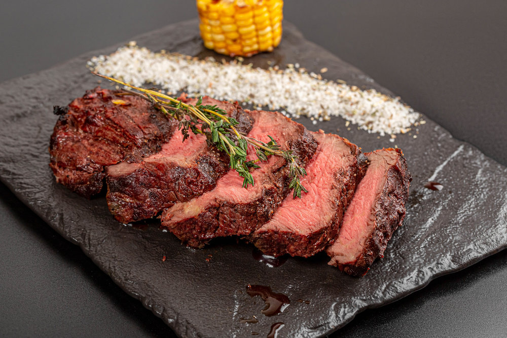 Filet de bœuf grillé et os à moelle