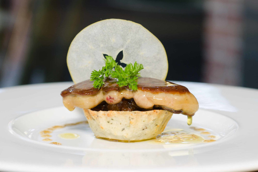 Escalope de foie gras de canard à la poêle et aux pommes caramélisées
