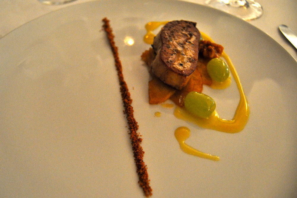 Escalope de foie gras de pato a la sartén con uvas blancas