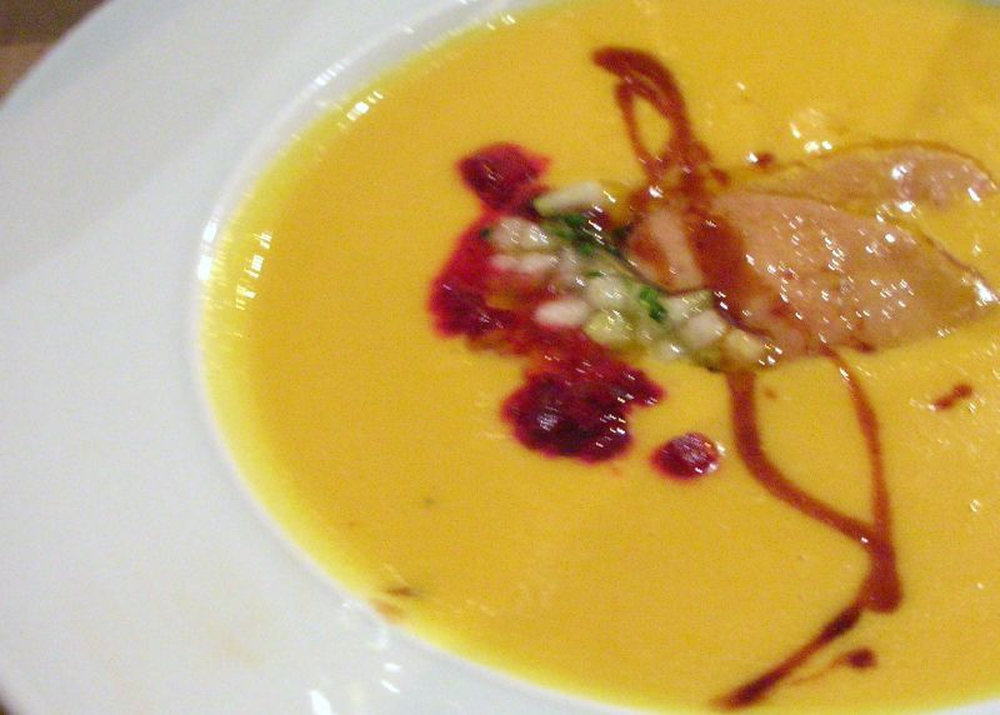 Foie gras de canard à la poêle avec un velouté de potimarron aux cèpes