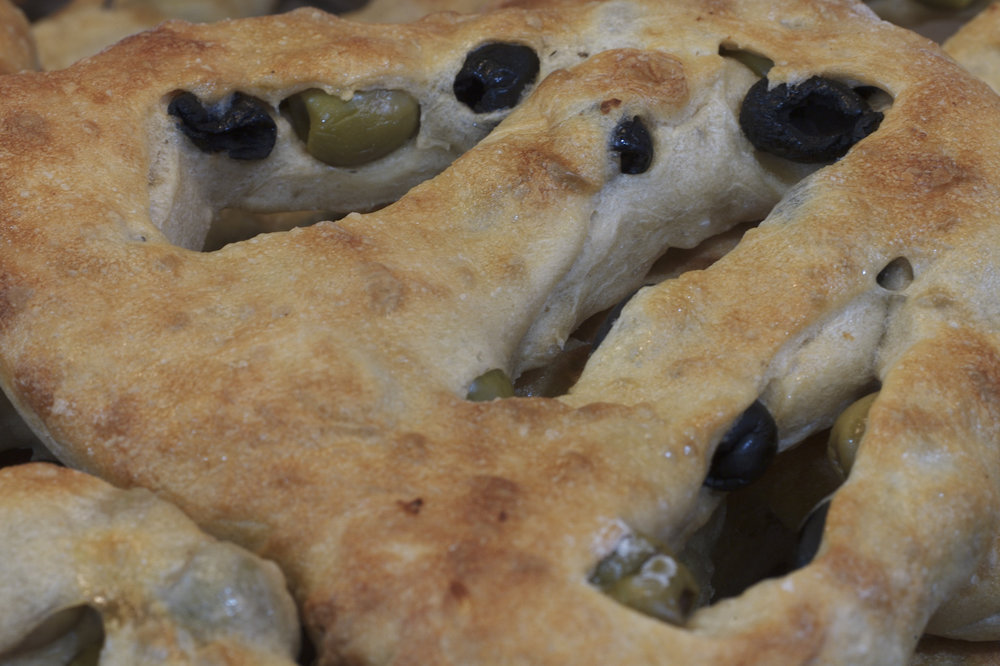 Fougasse con aceitunas y tomates secos