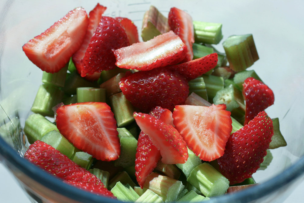 Gâteau meringué à la fraise et à la rhubarbe