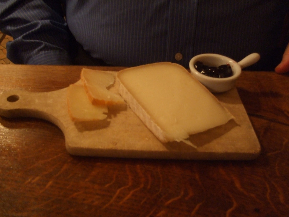 Ossau-Iraty et confiture de cerise noire