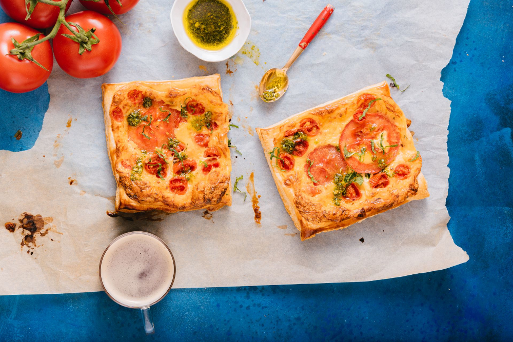 Hojaldre con queso de cabra y tomate