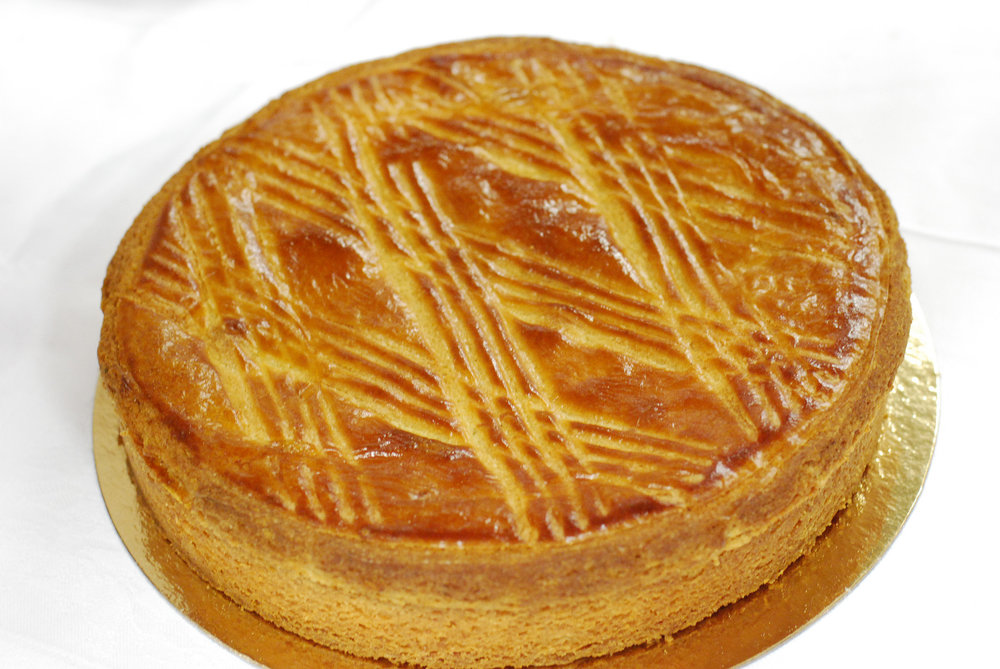 Basque cake with black jam