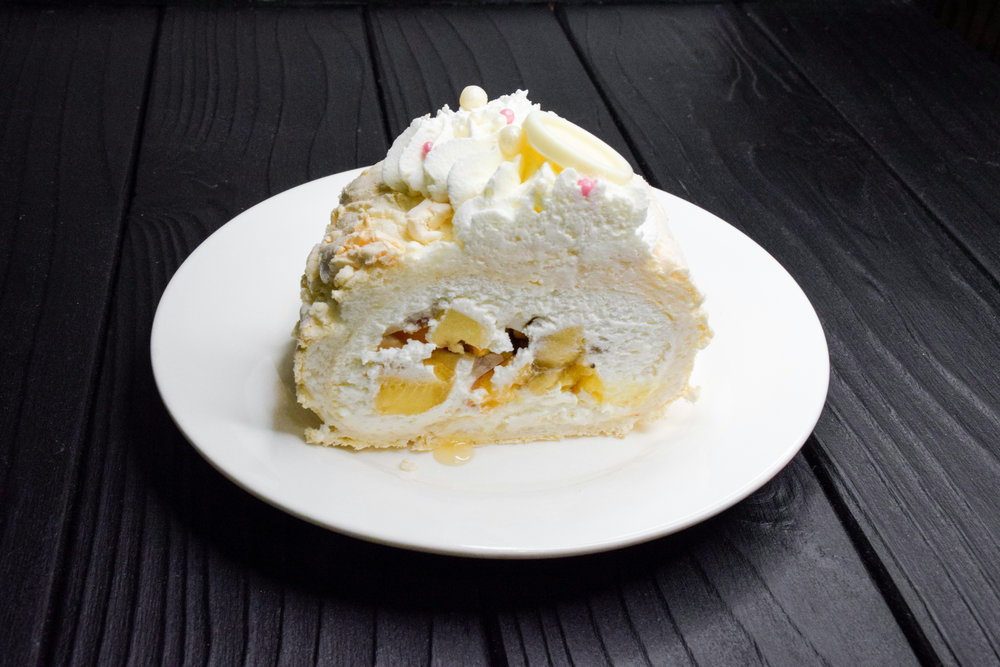 Postre de merengue con melocotón